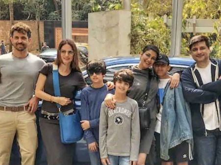 ऋतिक रोशन - सुज़ैन खान के साथ लंच डेट पर दिखीं सोनाली बेंद्रे, दोस्तों के साथ बिता रही हैं वक्त