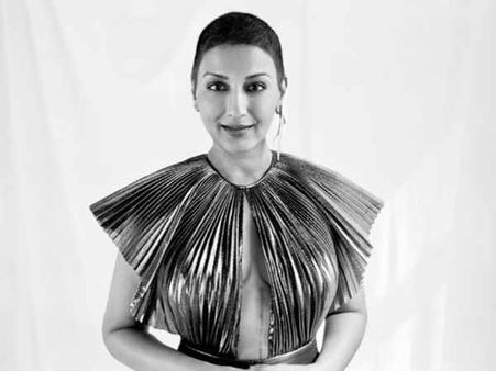 सोनाली बेंद्रे ने करवाया कैंसर के बाद फोटोशूट, देखकर फैन्स की आंखें भर आईं