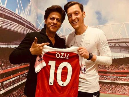 शाहरुख खान ने अपने बड़े FAN मेसुत ओज़िल का निमंत्रण किया स्वीकार!