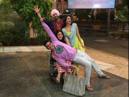 FIRST PIC: अक्षय - करीना - दिलजीत - कियारा की गुड न्यूज़ की बेहद प्यारी पहली तस्वीर