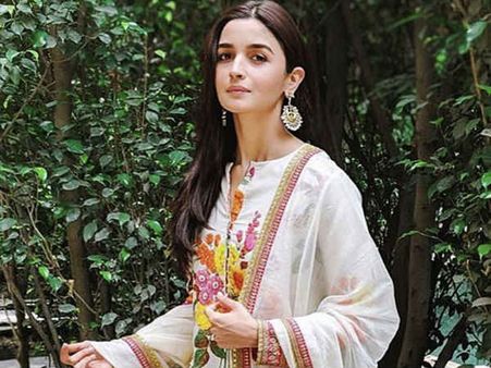 आलिया भट्ट ने बाहुबली डायरेक्टर एस एस राजामौली से मांगी भीख - कोई भी रोल चलेगा