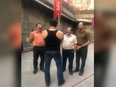 Dabangg 3- सलमान खान ने पुलिस टीम के साथ शेयर की तस्वीर- चुलबुल पांडे भी इनके बिना अधूरे