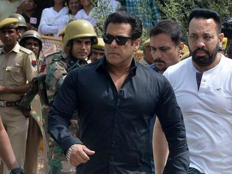 सलमान खान क्यों पहनते हैं ब्लैक कलर के कपड़े- उनके डिजायनर ने कर डाला खुलासा