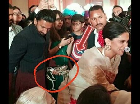 शादी समारोह में पहुंचे रणवीर सिंह ने उठाईं दीपिका पादुकोण की सैंडल्स- फोटो हो गई वायरल
