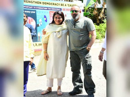 संजय दत्त की बहन प्रिया दत्त ने भरा नामांकन, कॉग्रेस से लड़ेंगी लोकसभा चुनाव
