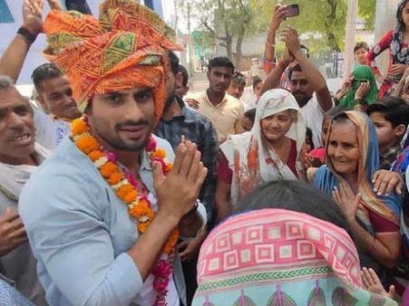 पापा राज बब्बर के लिए मैदान में उतरे अभिनेता प्रतीक बब्बर- हांथ जोड़कर मांगे वोट- Video वायरल