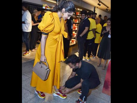 बीच बाजार पत्नी सोनम कपूर के जूतों की लेस बांधने लगे आनंद आहूजा- क्यूट PICS VIRAL
