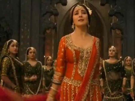 TEASER: कलंक के नए गाने में माधुरी दीक्षित को देखकर आप भी तबाह हो जाएंगे