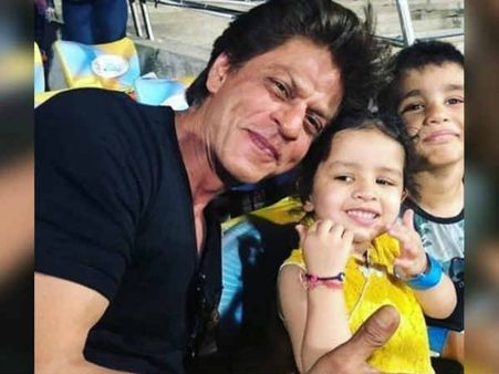 IPL PICS: एम एस धोनी की बेटी ज़ीवा के साथ खेलते दिखे शाहरूख खान, Awww वाली प्यारी तस्वीरें