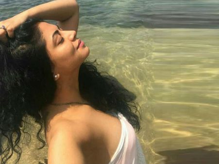 VIDEO पहली बार चंद्रमुखी चौटाला की बिकिनी में ऐसी तस्वीरें, अकेले में देखिए, वायरल