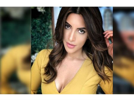 इस सेक्सी सुपरस्टार ने शेयर की ऐसी तस्वीरें, बिकिनी में बेहद Hot, अकेले में देखिए