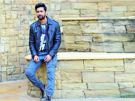 विकी कौशल का एक्शन सीन के दौरान एक्सीडेंट, टूटी गाल की हड्डी, लगे 13 टांके