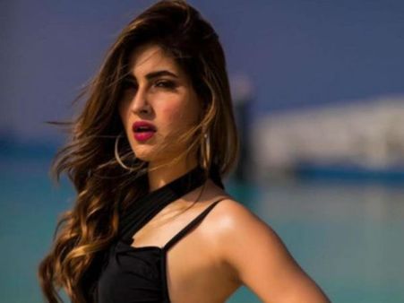 सेक्सी रागिनी 'करिश्मा शर्मा' की रातों रात ऐसी तस्वीरें हुई वायरल, अकेले में देखिए नहीं तो