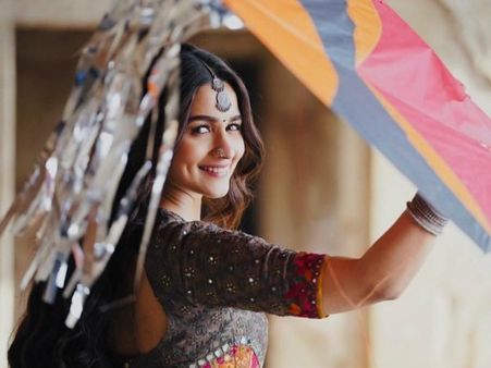'कलंक' का हाल बेहाल- दर्शकों ने कहा, ''इतनी बोर कहानी है, नींद आ जाएगी''