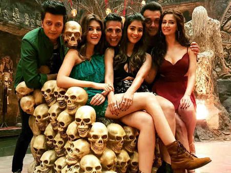 'हाउसफुल 4' की पूरी स्टारकास्ट- फिल्म के सेट से आई नई तस्वीर- एकदम धमाकेदार