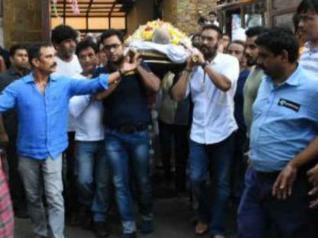 अजय देवगन ने किया पिता वीरू देवगन का अंतिम संस्कार, काजोल को संभालती दिखीं ऐश्वर्या राय बच्चन