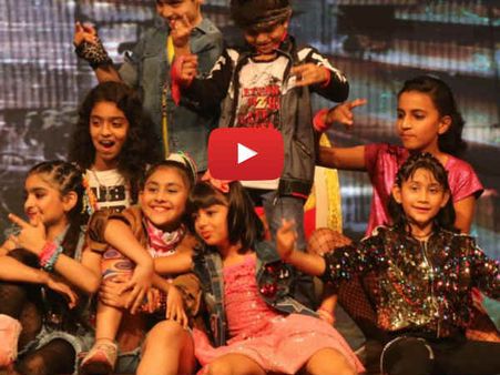 आराध्या बच्चन ने किया स्टेज तोड़ कर डांस, फिसली, संभलीं और जीता दिल, देखिए #ViralVideo