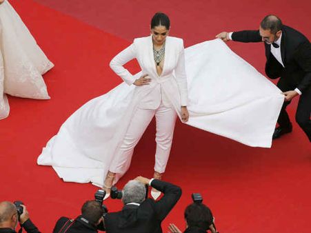 कान्स फिल्म फेस्टिवल 2019 - रेड कार्पेट पर जमी सोनम कपूर की हुकूमत, तस्वीरें होश उड़ा देंगी