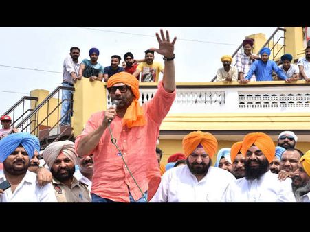 'ढाई किलो के हांथ को जनता ने और भारी कर दिया'- गिनती में आगे चल रहे सनी देओल की 'दहाड़'