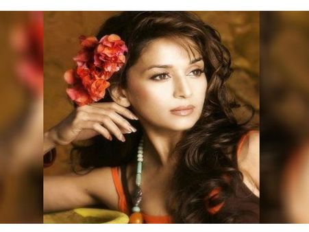 Madhuri Dixit B'Day: आज भी करती हैं करोड़ों की कमाई, 10 तस्वीरें देख दिल धड़कने लगेगा