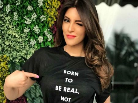 समुद्र के किनारे टीवी की इस सेक्सी सुपरस्टार ने की ऐसी हरकत, अकेले में देखिए ये तस्वीरें