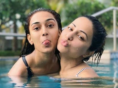 प्रेरणा के साथ कोमोलिका ने बिकिनी में दिखाया सेक्सी फिगर, फैंस ने कहा अकेले में देखिए