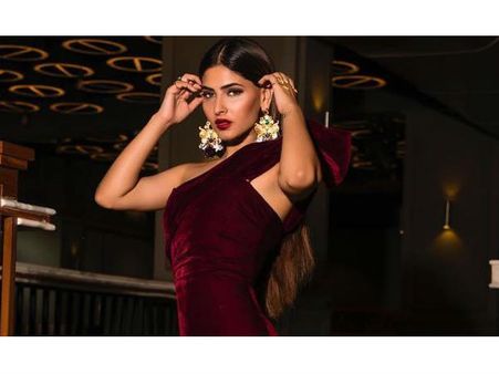 सेक्सी फोटोशूट से एक बार फिर करिश्मा शर्मा ने मचा दिया ऐसा बवाल, लाखों लोग देख रहे हैं