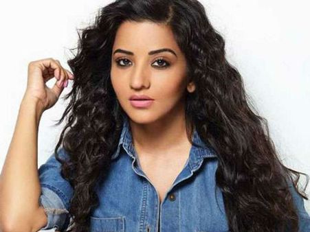 रातों रात अपनी सेक्सी तस्वीरें से टीवी की डायन मोनालिसा ने ढाया कहर, तस्वीरें हुईं leak