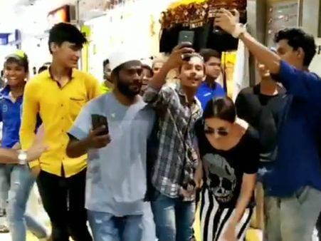 मलाइका अरोड़ा को देखते ही सेल्फी लेने दौड़े लोग- ऐसे बचकर भागीं एक्ट्रेस- देंखे वायरल VIDEO