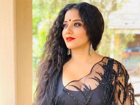 रातों रात इन सेक्सी तस्वीरों से मोनालिसा ने मचाया हंगामा, लाखों लोग देख रहे हैं Viral