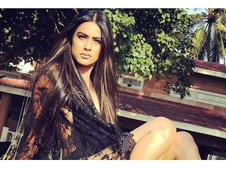 ये हैं 2019 की सबसे सेक्सी तस्वीरें, निया शर्मा ने ब्लैक ड्रेस में लगा दी आग Viral