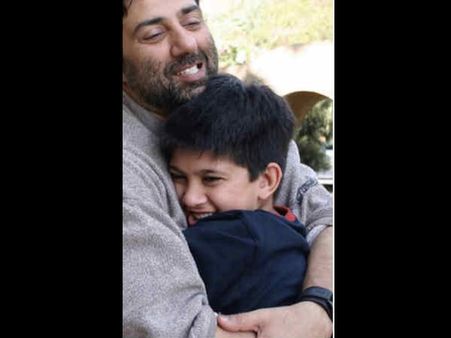 करण देओल ने किया पापा सनी देओल को विश, तस्वीर देखकर आप भी देखते रह जाएंगे