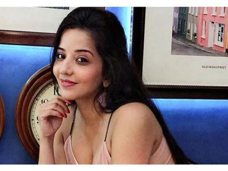 स्विमिंग पूल में भोजपुरी स्टार मोनालिसा ने शेयर की ऐसी तस्वीर,देखते रह जायेंगे Viral