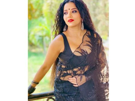 ब्लैक साड़ी में मोनालिसा को देखते ही नजर नहीं हटेगी, सेक्सी साड़ी में 7 तस्वीरें Viral