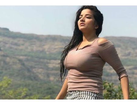 जंगल में टीवी की डायन मोनालिसा ने दिया ऐसा पोज, लाखों लोगों ने देखा, तस्वीरें Viral