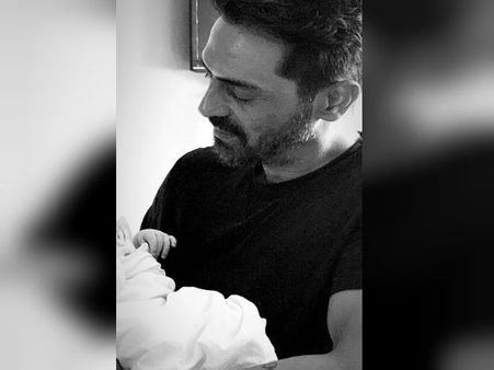 अर्जुन रामपाल के बेटे की पहली तस्वीर वायरल- ब्लैक एंड व्हाइट में दिखे सबसे Cute