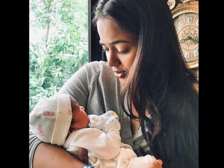 समीरा रेड्डी ने शेयर की अपनी बेटी की पहली तस्वीर- एकदम Cute