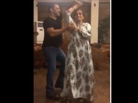 अपनी मां के साथ डांस करते दिख रहे हैं सुपरस्टार सलमान खान- जबरदस्त क्यूट VIDEO