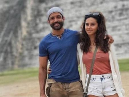 गर्लफ्रेंड शिबानी के साथ पूल में उतरे फरहान अख्तर, इंटरनेट पर मचा बवाल, 7 तस्वीरें Viral