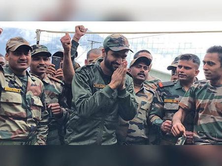 उरी स्टार विकी कौशल पहुंचे 'तवांग'- 14 हजार फीट की उंचाई पर जवानों के साथ बिताएंगे कुछ दिन