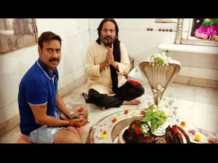भुज की शूटिंग छोड़ ऐसे कपडे़ में मंदिर पहुंचे 'अजय देवगन', लोगों ने किया बुरी तरह ट्रोल