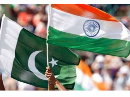 पाकिस्तान में हिंदी फिल्मों की सीडी तोड़ने पर बॅालीवुड का फूटा गुस्सा कहा- देश सबसे पहले