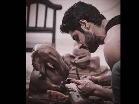 अपने खुद के गणपति बनाने में व्यस्त हैं करण वाही, देखिए बेहद प्यारी तस्वीर