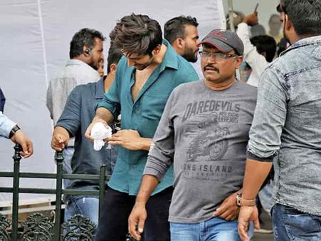 पति पत्नी और वो की शूटिंग के दौरान घायल हुए कार्तिक आर्यन, तस्वीरें वायरल