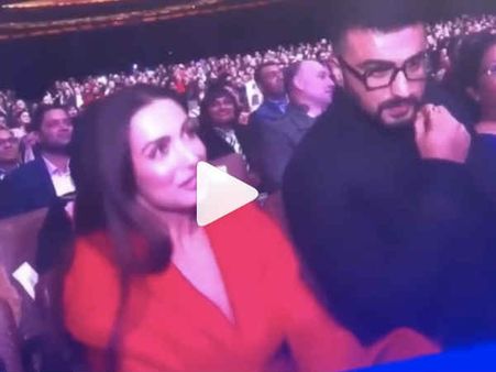 Viral Video: मलाईका से फ्लर्ट कर रहे थे अवार्ड शो के होस्ट, अर्जुन कपूर ने माईक लिया और ये कहा