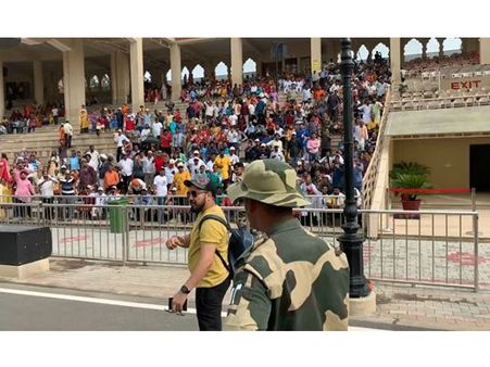 VIDEO: पाकिस्तान से लौट वाघा बॉर्डर पर मीका सिंह ने लगाए ‘भारत माता की जय’ के नारे
