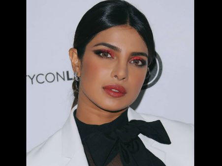पाकिस्तानी महिला का प्रियंका चोपड़ा ने किया मुंह बंद, कहा- चिल्लाओ मत मैं देशभक्त हूं Video