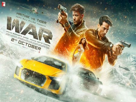 WAR Poster बंदूक ताने नजर आए ऋतिक रोशन- टाइगर श्रॉफ, इस दिन होगा धमाका !