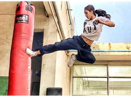 VIDEO खतरनाक स्टंट करते हुए सिर के बल गिरीं दिशा पटानी, टाइगर श्रॉफ ने किया कमेंट