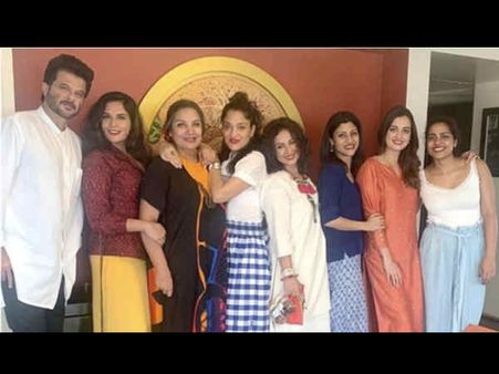 शबाना आज़मी के घर हुई दावत, लाल लिपस्टिक में कबाब और बिरयानी खातीं हीरोइनें